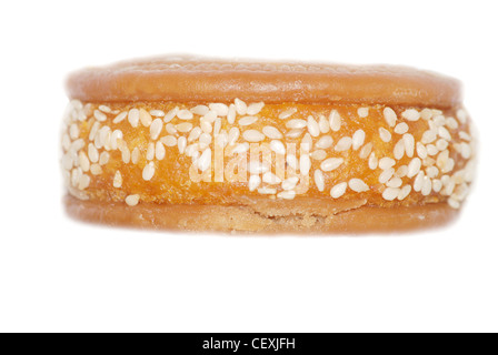 Una torta di sesamo pane isolato in bianco. Foto Stock