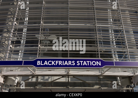 Ingresso della neo-finito di Blackfriars Mainline Station nella città di Londra. Una maggiore e più accessibile Blackfriars stazione della metropolitana riaperta per il servizio pubblico per ospitare più di 40.000 passeggeri ogni giorno. Foto Stock