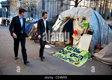 Tende e segni contenenti slogan a occupare Londra LSX sito di protesta a San Paolo, Londra, Regno Unito. Foto Stock