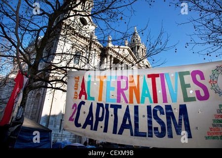 Tende e segni contenenti slogan a occupare Londra LSX sito di protesta a San Paolo, Londra, Regno Unito. Foto Stock