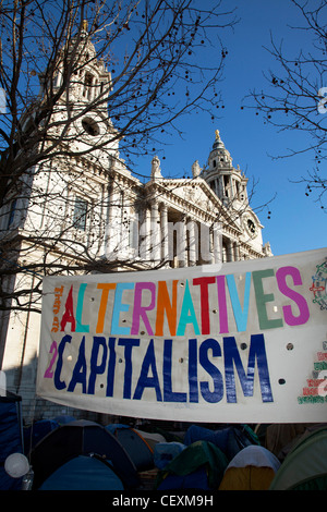 Tende e segni contenenti slogan a occupare Londra LSX sito di protesta a San Paolo, Londra, Regno Unito. Foto Stock