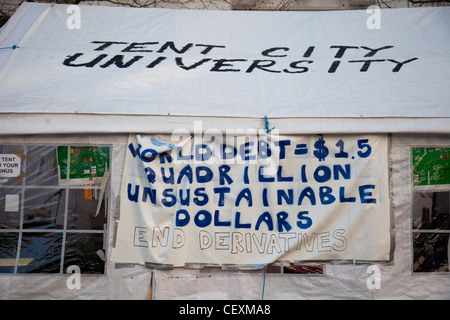 Tende e segni contenenti slogan a occupare Londra LSX sito di protesta a San Paolo, Londra, Regno Unito. Foto Stock
