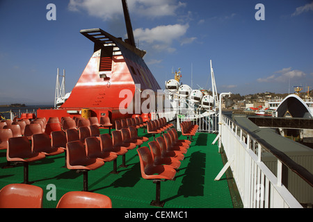 Il piano superiore del traghetto Calmac MV Isle of Mull mentre inserito nella cittadina Scozzese di Oban Foto Stock