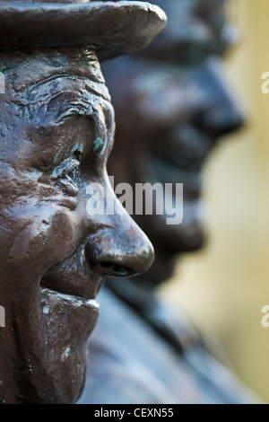 Statua di Stan Laurel e Oliver Hardy, scolpito da Graham Ibbeson e sul display a Ulverston, Cumbria, Inghilterra Foto Stock