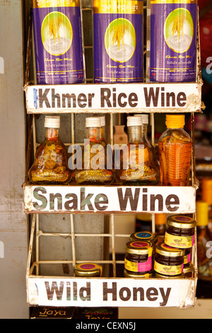 Il Khmer il vino di riso, miele selvatico e bottiglie di vino di serpente in vendita su uno stallo sull'esterno di Phsar Chas (vecchio mercato), Siem Reap Foto Stock