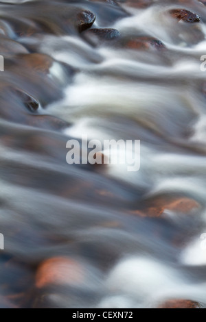 Il fiume Breamish, uno dei fiumi in Cheviot Hills nel Parco nazionale di Northumberland, Inghilterra Foto Stock