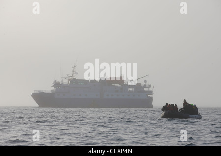 Nave turistica, M/S Ricerca, in caso di nebbia in settembre, orientale Svalbard, Norvegia Foto Stock