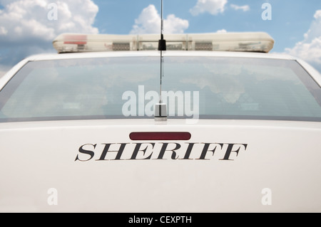 Estremità posteriore di uno sceriffo auto di pattuglia con sfondo con cielo nuvoloso Foto Stock