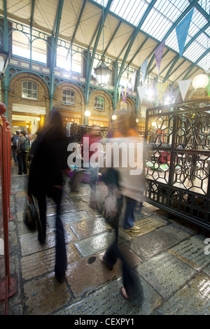 La gente a piedi attraverso il covent garden il mercato coperto Foto Stock