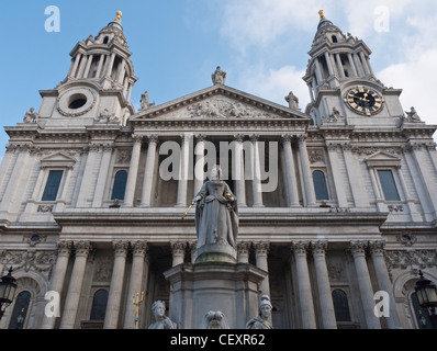 Statua della regina Anna davanti alla Cattedrale di San Paolo a Londra, Inghilterra Foto Stock