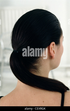 Passo per passo i capelli Updo femmina con brunette capelli legati a coda di cavallo Foto Stock