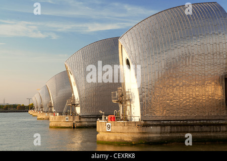 Una vista della Thames Barrier al tramonto Foto Stock