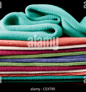 Ancora vita colpo di una pila di strati di lana colorate sciarpe Foto Stock