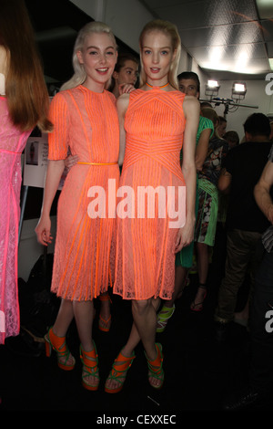 Christopher Kane Backstage Londra pronto a indossare la molla Foto Stock