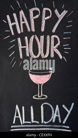 Blackboard pub segno per "happy hour tutti i giorni" Foto Stock