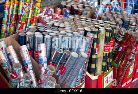 Un alndscape colpo di rotoli di carta di Natale pronto per essere venduto. Foto Stock