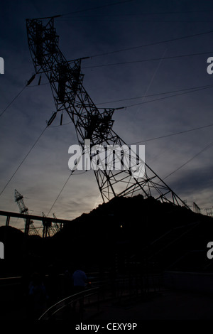 La diga di Hoover in Nevada Arizona confine. Pendente torre elettrico Foto Stock