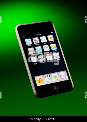 Ancora un colpo di vita di un iPod isolata su uno sfondo verde Foto Stock
