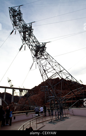 La diga di Hoover in Nevada Arizona confine. Pendente torre elettrico. Foto Stock