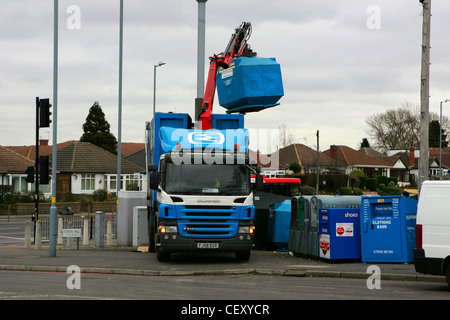 Smurfit Kappa autocarro con gru e operatore carta svuotare lo scomparto di riciclaggio in camion a Birmingham Regno Unito, Feb 2012 Foto Stock