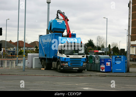 Smurfit Kappa autocarro con craine e operatore carta svuotare lo scomparto di riciclaggio in camion a Birmingham Regno Unito, Feb 2012 Foto Stock