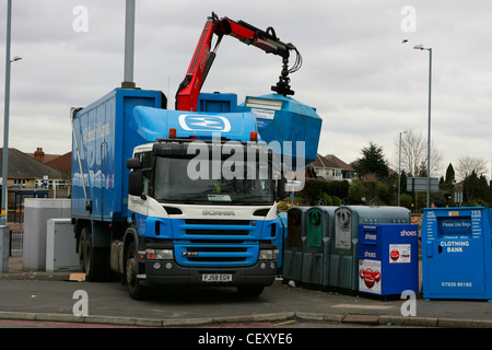 Smurfit Kappa autocarro con craine e operatore carta svuotare lo scomparto di riciclaggio in camion a Birmingham Regno Unito, Feb 2012 Foto Stock