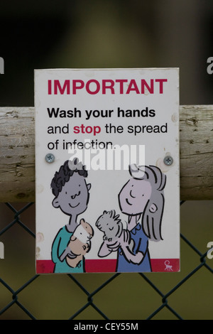 Un segno attenzione al pubblico di lavare le mani per fermare la diffusione di infezioni dopo aver toccato gli animali Foto Stock