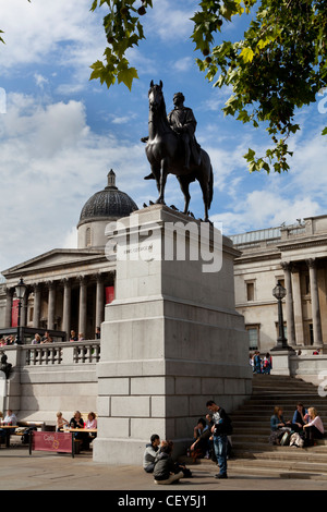 Una vista della statua di re George IV (quarto) a Trafalgar Square Foto Stock