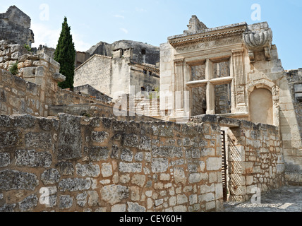 Architettura antica e resti di edifici romani nel villaggio francese di Les Baux de Provence, il sud della Francia Foto Stock