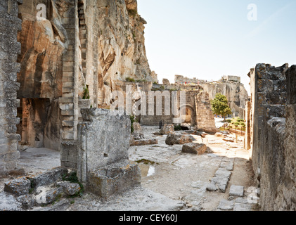 Resti della rocca medievale nei pressi del villaggio di Les Baux de Provence, il sud della Francia Foto Stock