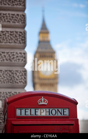 Una vista di un tradizionale telefono rosso scatola con il Big Ben a distanza Foto Stock