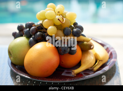 Frutta fresca e acqua blu Foto Stock