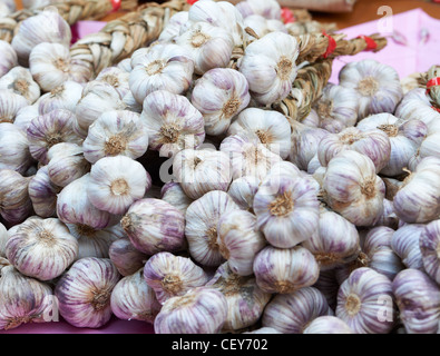 In stile tradizionale francese violet aglio in Provenza Francese mercato in Aix en Provence Foto Stock