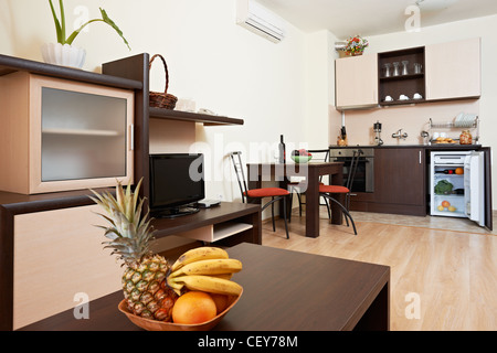 Design e arredamento esempio di soggiorno con cucina box in moderno apart hotel Foto Stock