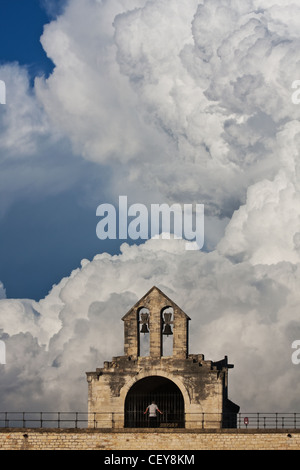 In prossimità del ponte medievale Pont Saint-Bénezet, noto anche come Pont d'Avignon, Avignon, Francia. Foto Stock