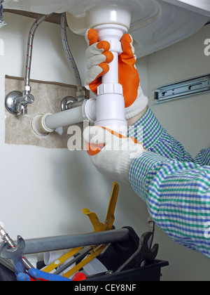 Plumber assemblaggio di sifone del bagno lavandino Foto Stock