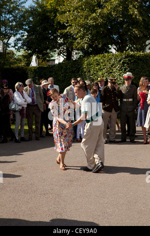 Due ballerini eseguono per una folla a Goodwood Foto Stock