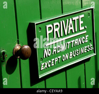Private è vietato eccetto sul Business GWR Great Western Railway segno su una porta verde. Woody Bay, North Devon, in Inghilterra, Regno Unito Foto Stock