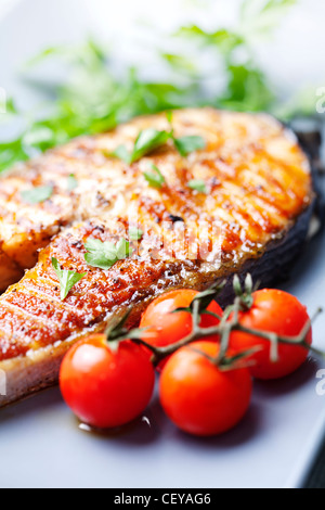 Croccante di salmone alla griglia bistecca Foto Stock