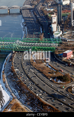 Il Hangang ponte ferroviario sul Fiume Han e strada in Seoul, Corea del Sud Foto Stock