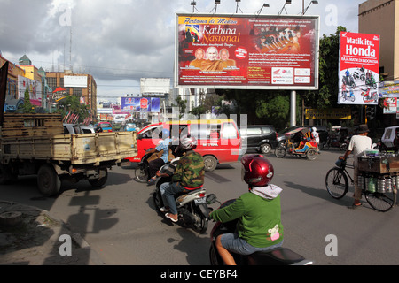 Il traffico nella città di Medan central city, nel nord di Sumatra. Foto Stock