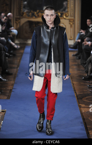 Alexander McQueen Milano pronto a indossare abbigliamento Uomo Autunno Inverno 2011 2012 Foto Stock