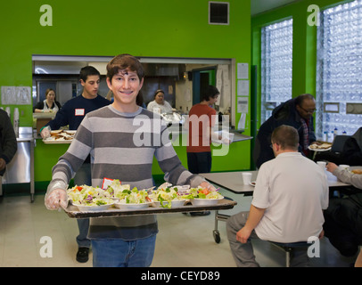 Alta scuola volontari servono la cena alla missione di salvataggio rifugio Foto Stock