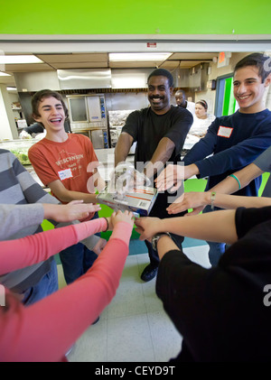 Alta scuola volontari preparare per servire la cena alla missione di salvataggio rifugio Foto Stock