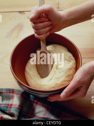 La cottura croissant un gustoso ripieno di mandorle, appena sfornato hanno odore e sapore meraviglioso passo due, unire tutti gli ingredienti e Foto Stock