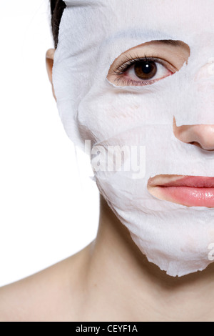 Femmina rosa da indossare lucidalabbra e mascara nero, con maschera bianca sul suo volto, c'erano pochi sorrisi, guardando la fotocamera Foto Stock