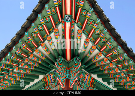 Tetto colorato decorazioni di architettura orientale al palazzo di Changdeokgung a Seul, Corea del Sud Foto Stock