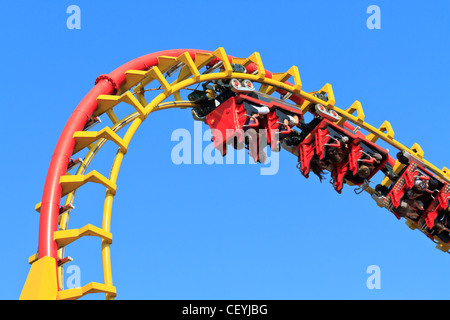 Rollercoaster Ride (contro il cielo blu) Foto Stock