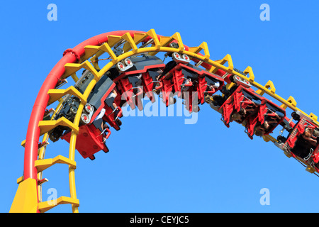 Rollercoaster Ride (contro il cielo blu) Foto Stock