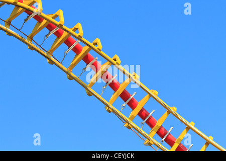 Rollercoaster (contro il cielo blu) Foto Stock